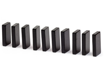 schwarze Spiel Steine auf weißem Hintergrund