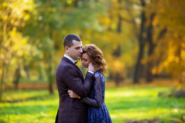 Fototapeta premium Wedding couple in a forest in the mountains at sunset