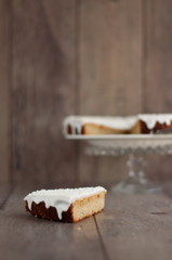 fetta di torta al cocco e arancia da decorare come albero di natale, torta sullo sfondo