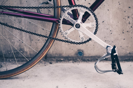 Fototapeta Drogowy bicykl i betonowa ściana, miastowy scena rocznika styl