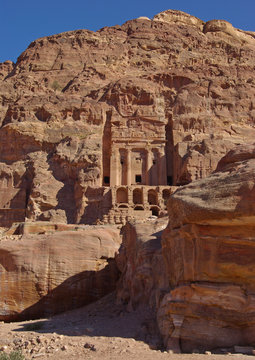 Jordanie, temple creusé dans la falaise à Petra