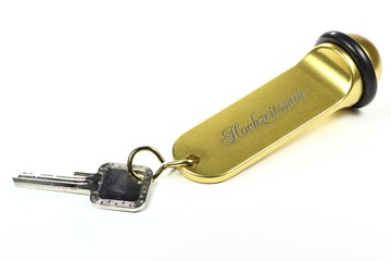 Hotelzimmerschlüssel der Hochzeitssuite isoliert auf weißem Hintergrund