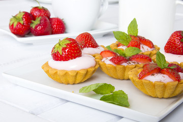 cupcakes with strawberries