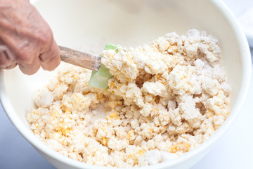 Mezclando los ingredientes para preparar pandeyucas