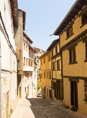 Fototapeta na wymiar narrow street with typical houses in Frias