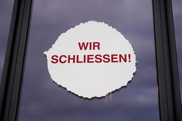 Hinweis an einem Schaufenster in Köln