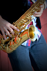 Obraz premium Saxophonist plays jazz, close up