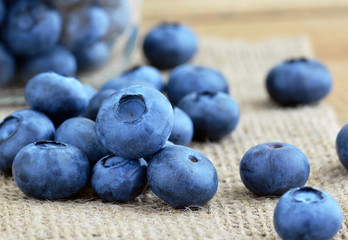 Blaubeeren - Heidelbeeren / Nahaufnahme - Makro auf Jute
