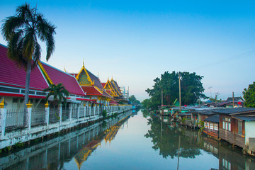 Obraz premium river temple thailand