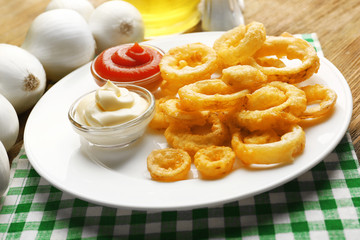Chips rings with sauce and onion
