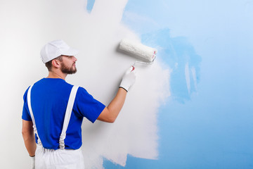 painter in white dungarees, blue t-shirt - 96571267