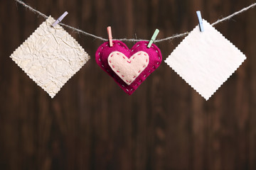 Red hearts and blank note, on wooden background