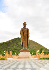 Obraz premium Buddha statue in front of the mountain,Thailand