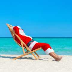 Christmas Santa Claus resting on sunlounger at ocean sandy tropical beach © EMrpize