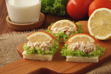 Tuna sandwich with milk