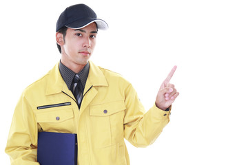 指示する笑顔の労働者