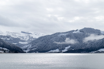 Winterlandschaft mit See
