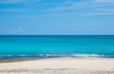 Fototapeta na wymiar The blue sea and blue sky on the beach Dreamland in Bali, Indonesia.