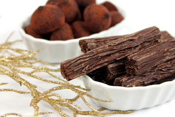 Borkenschokolade und Kakao-Trüffel