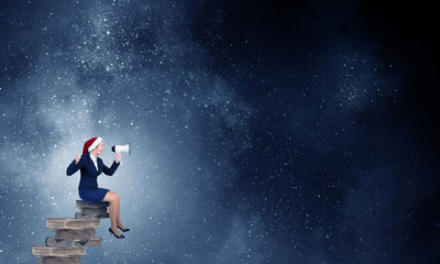 Fototapeta premium Kobieta Santa ogłaszając