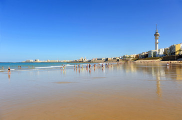 Fototapeta premium Vista panorámica de la playa de la Victoria, Cádiz, Andalucía, España