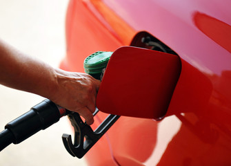 Repostando gasolina en el coche, gasolinera