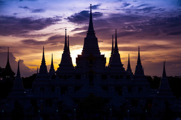 Fototapeta na wymiar The silhouette of a temple at dusk.