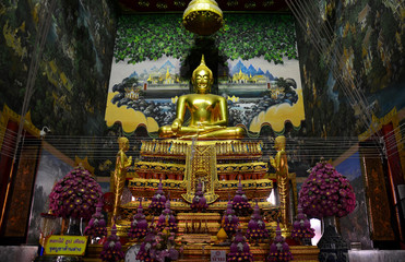 Luang Pho Wat Rai Khing is a statue of Buddha for people praying