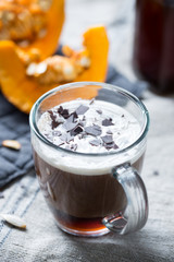 Kaffee mit Kürbissirup