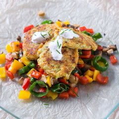 Vegane Kartoffelpuffer auf Paprika-Pilz-Gemüse