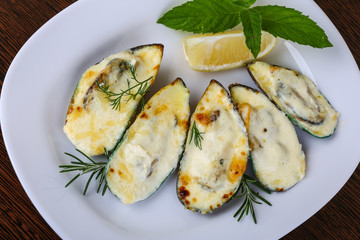 Mussels backed in cream sauce
