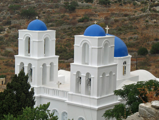 Grèce, église à coupoles bleues à Amorgos dans les Cyclades