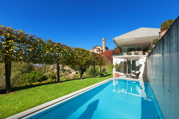 Fototapeta na wymiar swimming pool of a modern house