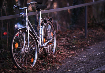 Fototapeta na wymiar Fahrrad steht abgesperrt an Eisenstange