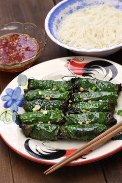 grilled minced beef wrapped in betel leaf, vietnamese cuisine, thit bo nuong la lot
