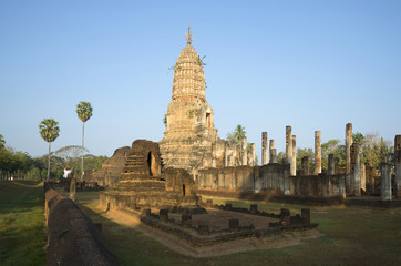 Руины храма Ват Пхра Си Ратана Махатхат ранним утром. Си Сатчаналай, Таиланд