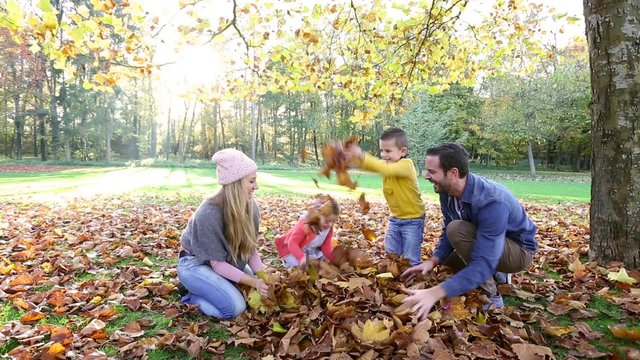 Happy familiy playing in autumn park, movie HD (1920X1080, 25 fps)