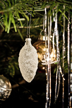 Transparente Christbaumkugel in Zapfenform mit Frosteffekt am Weihnachtsbaum
