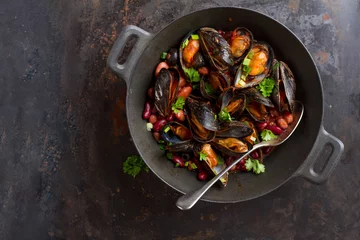 Crédence de cuisine en verre imprimé Crustacés Mussels in cast iron pot