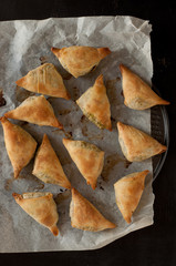 cucina greca: fagottini agli spinaci o spanakopita appena cotti