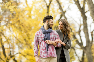 Fototapeta premium Young couple in the autumn park