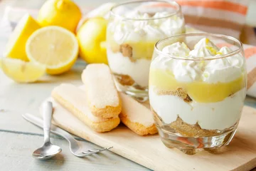 Papier Peint photo Lavable Dessert Tiramisu au citron dans un verre