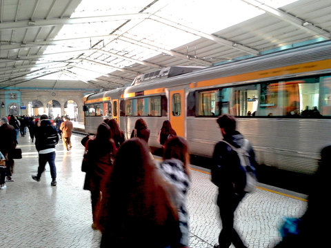Esta&ccedil;&atilde;o de caminhos de ferro - passageiros a sair rapidamente do comboio