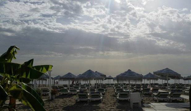 La playa con hamacas y sombrillas