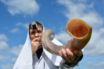 Jewish man blow Shofar
