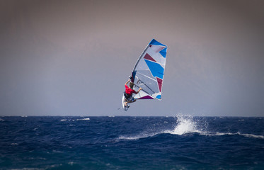 Sprung beim Windsurfen in Rhodos, Griechenland
