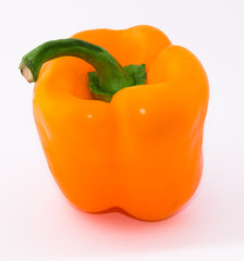 Желтый перец на белом фоне