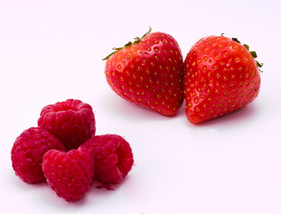 Малина и клубника на белом фоне