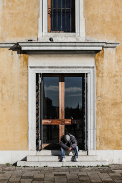sdf fatigu&eacute; rue domicile trainer cuver clochard vie difficile p