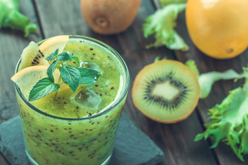 Smoothie with kiwi and lemon